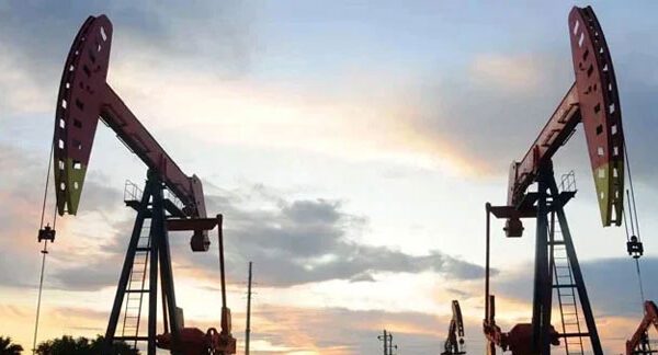 US oil giants increase shareholder payouts despite lower profits