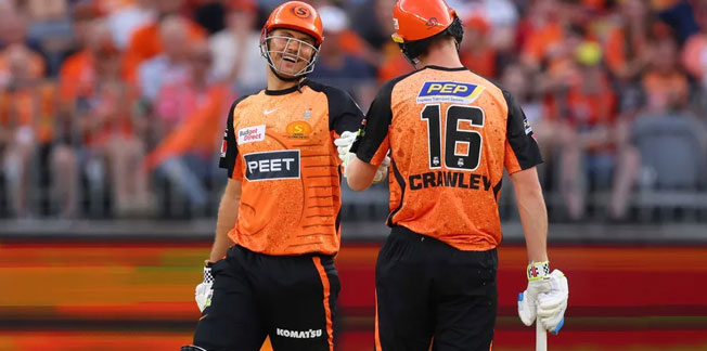 Perth Scorchers duo Zak Crawley and Aaron Hardie combined for an unbeaten 157-run stand to lift their side to a nine-wicket victory
